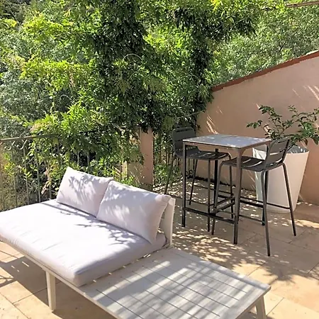 Domaine De Montbarri 3*
